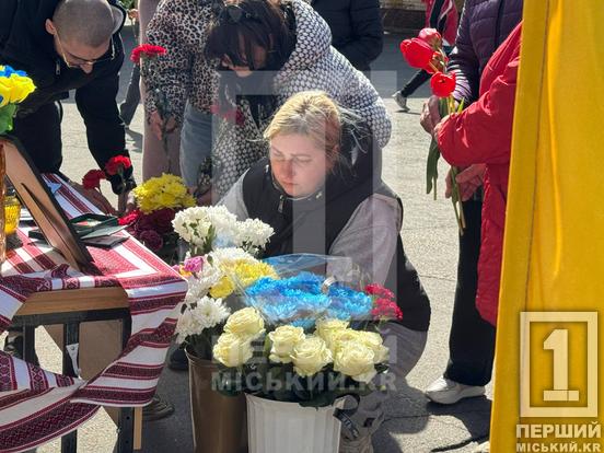 Йому навіки 28: у Кривому Розі відкрили меморіальну дошку аеророзвіднику Віктору Кушніру