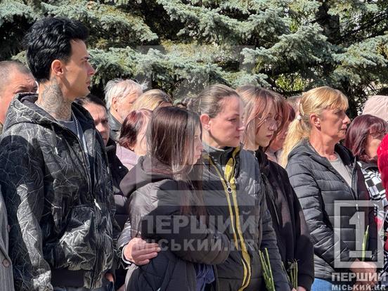 Йому навіки 28: у Кривому Розі відкрили меморіальну дошку аеророзвіднику Віктору Кушніру