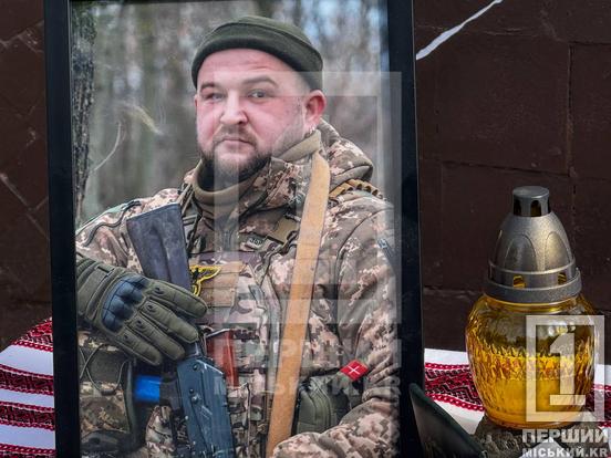 Йому навіки 28: у Кривому Розі відкрили меморіальну дошку аеророзвіднику Віктору Кушніру