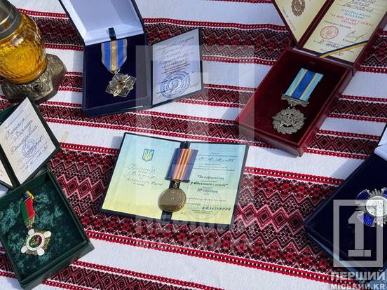 Йому навіки 28: у Кривому Розі відкрили меморіальну дошку аеророзвіднику Віктору Кушніру