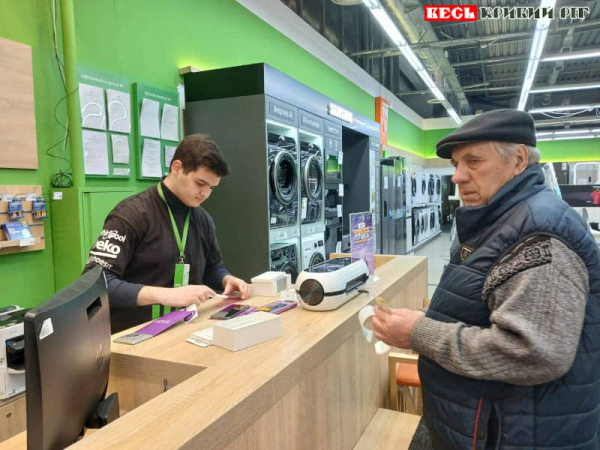 Смартфон для переселенця придбали в Карітас Кривий Ріг