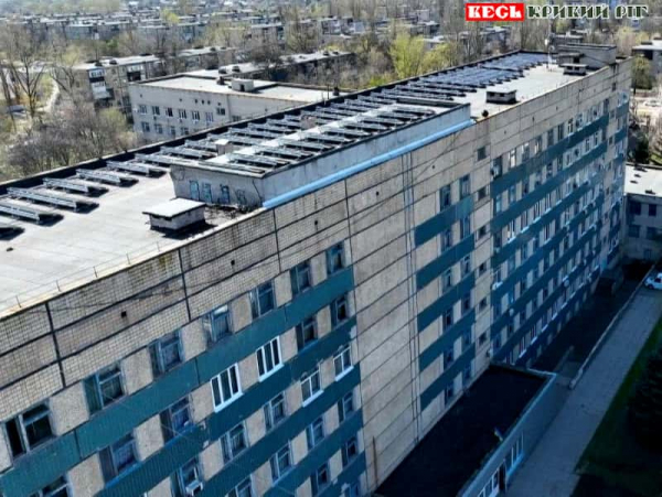 Сонячні панелі на даху Криворізької лікарні №16