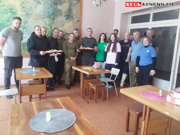 Поранених військових у лікарні відвідали учні Криворізького ліцею №77
