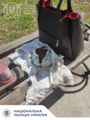 Криворізькі працівники поліції охорони знайшли наркотики у жінки