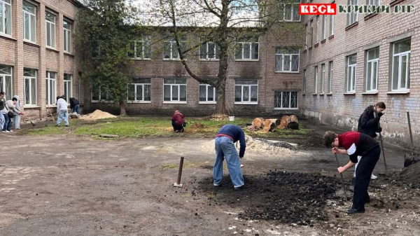 Школярі займаються благоустроєм дворика Криворізького ліцею №24