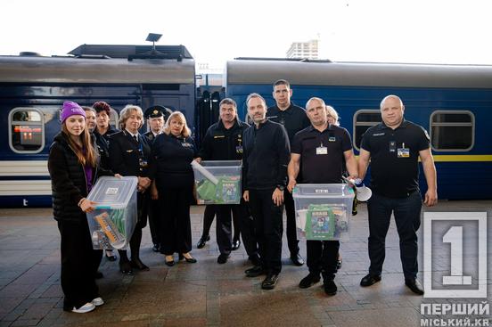 Ліхтарі, рупори та пледи: «Укрзалізниця» отримала нове обладнання для евакуації пасажирів