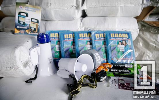 Ліхтарі, рупори та пледи: «Укрзалізниця» отримала нове обладнання для евакуації пасажирів