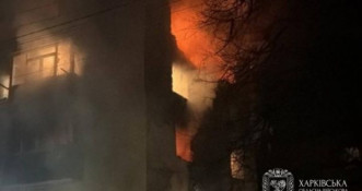 На Харківщині російський безпілотник влучив у багатоповерхівку: виникла пожежа, є постраждалі