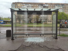 На Карачунах вандали розбили зупинку громадського транспорту