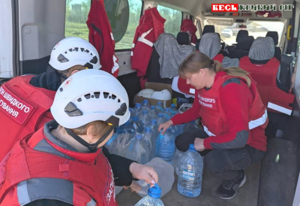 Питну воду привіз Червоний Хрест рятувальникам на місце удару шахеда на Криворіжжі