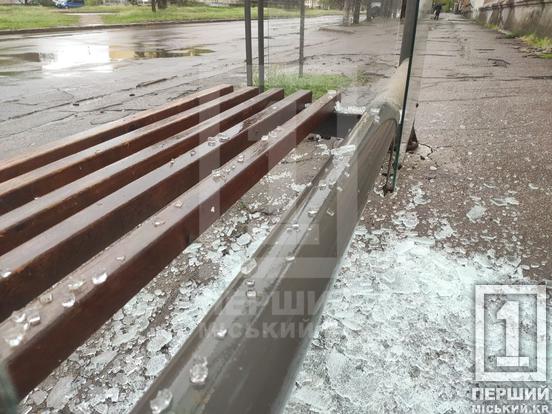 На зупинці «Алмазна» розбили скло: будьте обережні