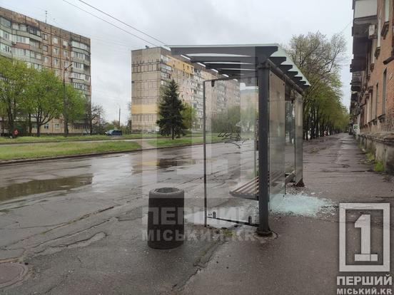 На зупинці «Алмазна» розбили скло: будьте обережні