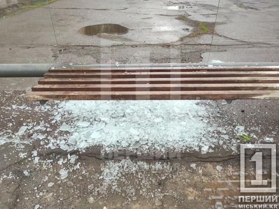 На зупинці «Алмазна» розбили скло: будьте обережні