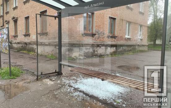 На зупинці «Алмазна» розбили скло: будьте обережні