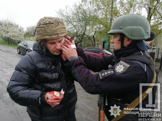 Напився до чортиків і кидав гранати: на Дніпропетровщині чоловік влаштував вибух та поранив правоохоронців