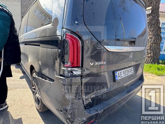 Невдалий розворот – і четверо людей поїхало до лікарні: на вул. Прорізній сталося потрійне зіткнення