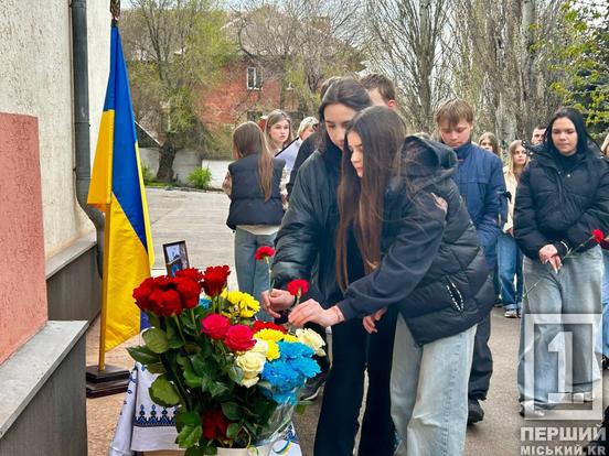 Ніколи не забудемо подвиги: у КГ №58 відкрили меморіальні дошки на честь Олександра Яворського та Артема Буряковського