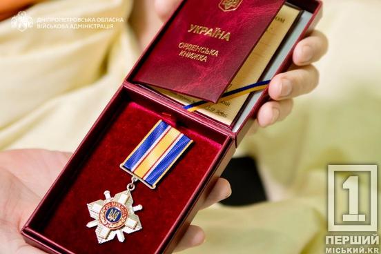 Потрапив під повторний удар, поки боровся з вогнем: на Дніпропетровщині орденом відзначили криворізького енергетика Олега Ткаленка, постраждалого від рашистського обстрілу