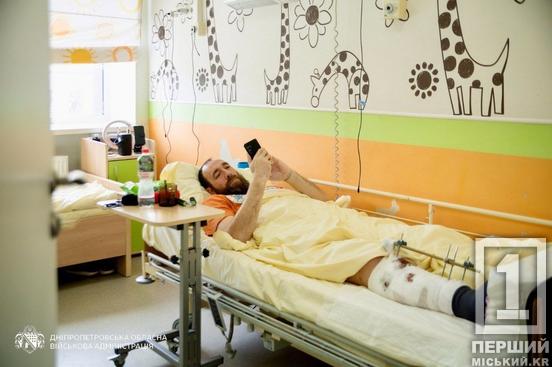 Потрапив під повторний удар, поки боровся з вогнем: на Дніпропетровщині орденом відзначили криворізького енергетика Олега Ткаленка, постраждалого від рашистського обстрілу
