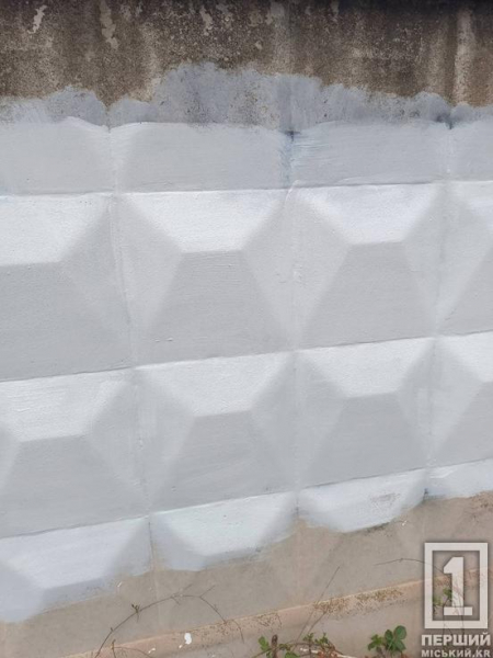 Сліди «руського міра» на паркані: у Кривому Розі вандал обмалював огорожу швидкісного трамвая