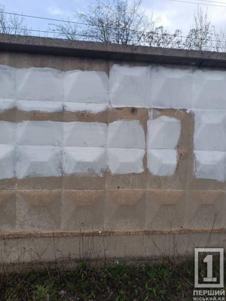 Сліди «руського міра» на паркані: у Кривому Розі вандал обмалював огорожу швидкісного трамвая