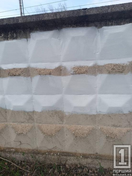 Сліди «руського міра» на паркані: у Кривому Розі вандал обмалював огорожу швидкісного трамвая