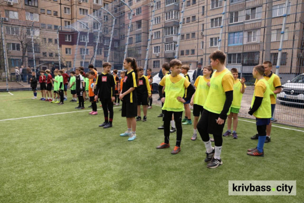 Спорт поруч із домом: в одному з районів Кривого Рогу відкрили новий дворовий стадіон