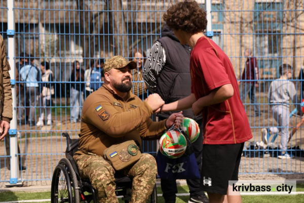 Спорт поруч із домом: в одному з районів Кривого Рогу відкрили новий дворовий стадіон
