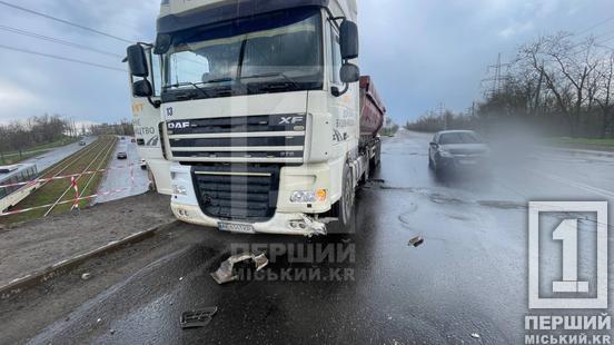 Троє людей госпіталізовано з переламами: у Кривому Розі легковик вилетів із мосту