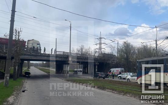 Троє людей госпіталізовано з переламами: у Кривому Розі легковик вилетів із мосту