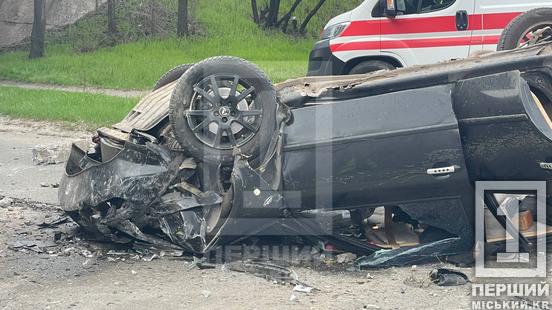 Троє людей госпіталізовано з переламами: у Кривому Розі легковик вилетів із мосту
