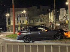 У Кривому Розі на кільці 95 BMW врізався у стовп