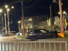 У Кривому Розі на кільці 95 BMW врізався у стовп