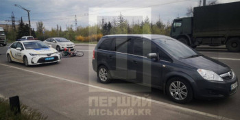 У Кривому Розі неподалік магазину «Бізнес Букет» на Дніпровському шосе автомобіль збив мотоцикліста