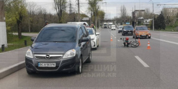 У Кривому Розі неподалік магазину «Бізнес Букет» на Дніпровському шосе автомобіль збив мотоцикліста