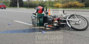У Кривому Розі неподалік магазину «Бізнес Букет» на Дніпровському шосе автомобіль збив мотоцикліста