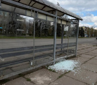 У Кривому Розі невідомі розтрощили зупинку громадського транспорту