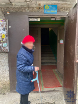 У Кривому Розі патрульні допомогли 90-річній жінці повернутися додому