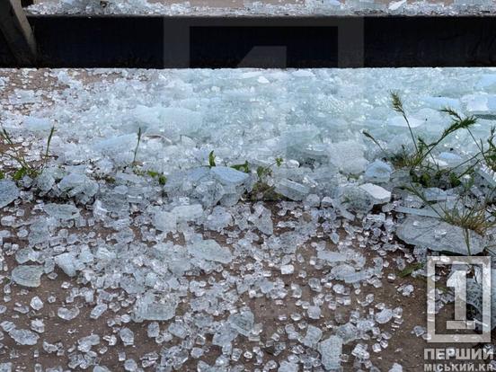 У Кривому Розі розбили скляну зупинку біля цирку: черговий акт вандалізму