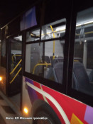 У Кривому Розі вандали розбили скло автобуса на зупинці «9 лікарня»