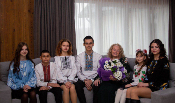 У Кривому Розі вручили ключі від нового будинку багатодітній родині: подробиці