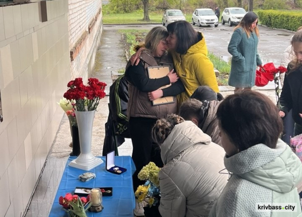 У криворізькій гімназії відкрили меморіальну дошку полеглому захиснику Костянтину Брюханову