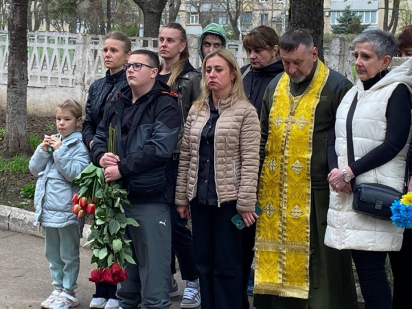 У криворізькій гімназії відкрили меморіальну дошку випускнику, загиблому Воїну Роману Гладуну