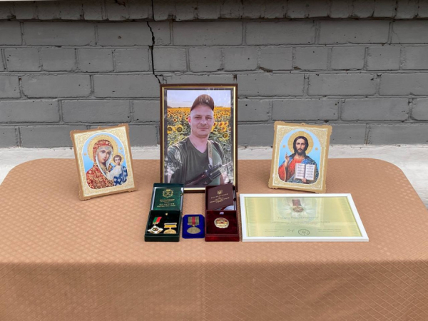 У криворізькій гімназії відкрили меморіальну дошку випускнику, загиблому Воїну Роману Гладуну