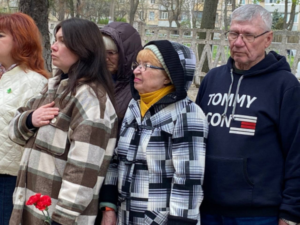 У криворізькій гімназії відкрили меморіальну дошку випускнику, загиблому Воїну Роману Гладуну