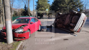У Металургійному районі Кривого Рогу трапилась серйозна ДТП: одне авто перекинулося на бік, інше врізалося в стовп