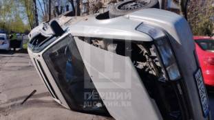 У Металургійному районі Кривого Рогу трапилась серйозна ДТП: одне авто перекинулося на бік, інше врізалося в стовп