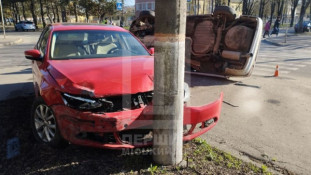 У Металургійному районі Кривого Рогу трапилась серйозна ДТП: одне авто перекинулося на бік, інше врізалося в стовп