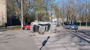 У Металургійному районі Кривого Рогу трапилась серйозна ДТП: одне авто перекинулося на бік, інше врізалося в стовп