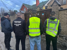 У Сумах викрили сутенерку, яка намагалася втягнути 16-річну сироту в проституцію